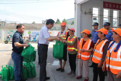 夏日送清涼，情系環(huán)衛(wèi)工——唐進(jìn)開展夏季“送清涼”慰問活動